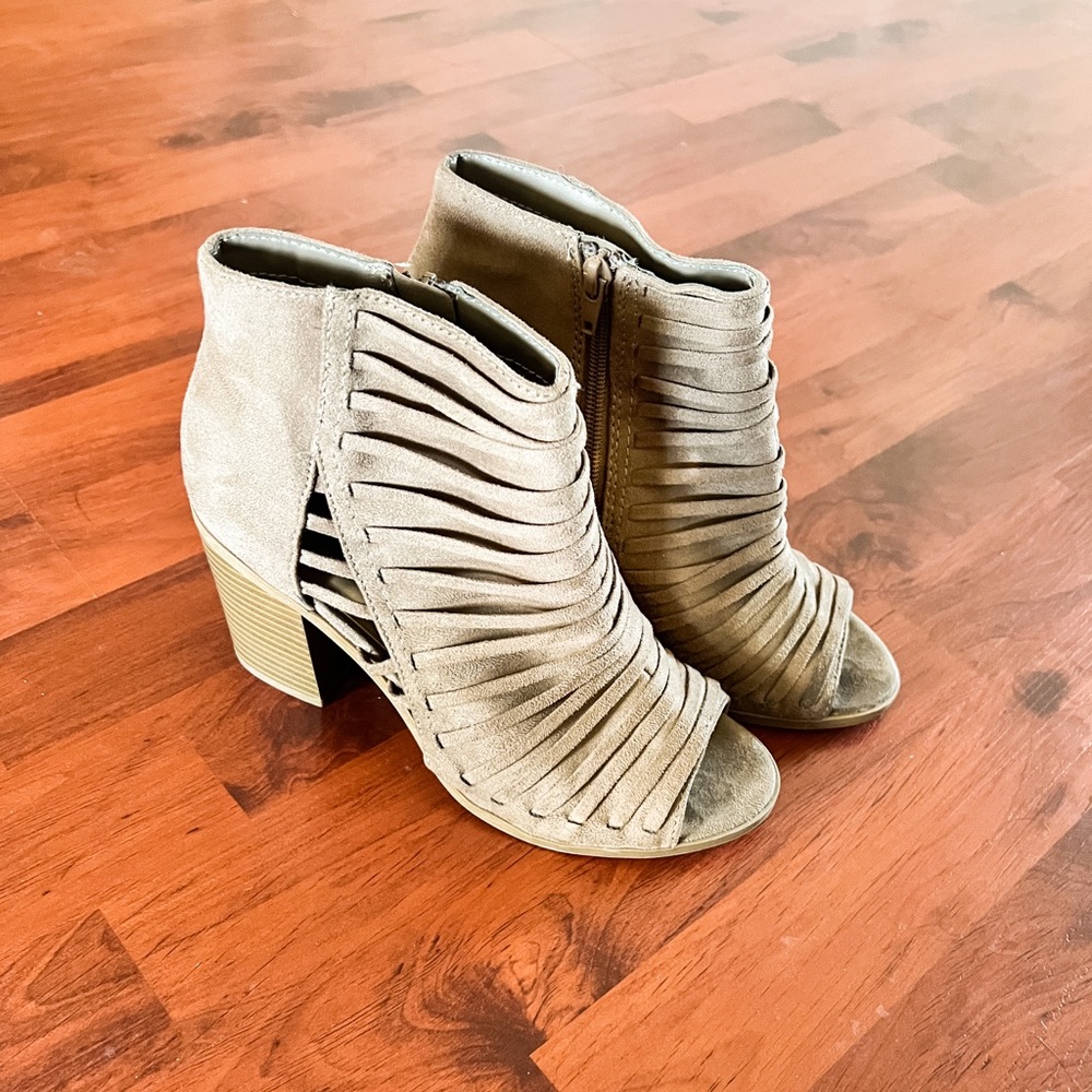 WORN ONCE! Soda brand, faux leather, block heel (3.5”) - Size 7.5
